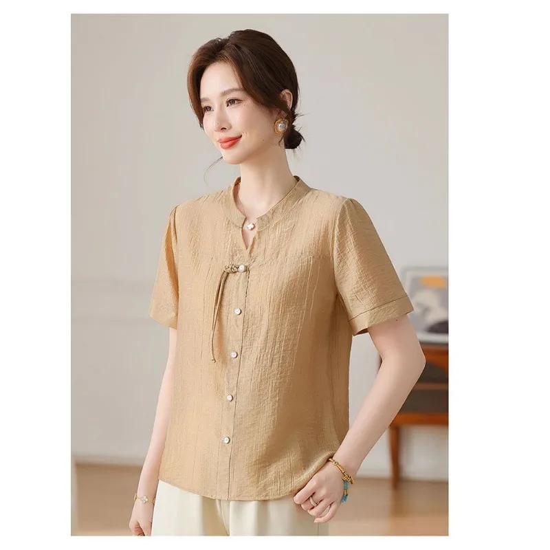 

Женская летняя блузка с воротником-стойкой, коротким рукавом, декоративным узлом, из фактурной ткани, свободного кроя, повседневный топ