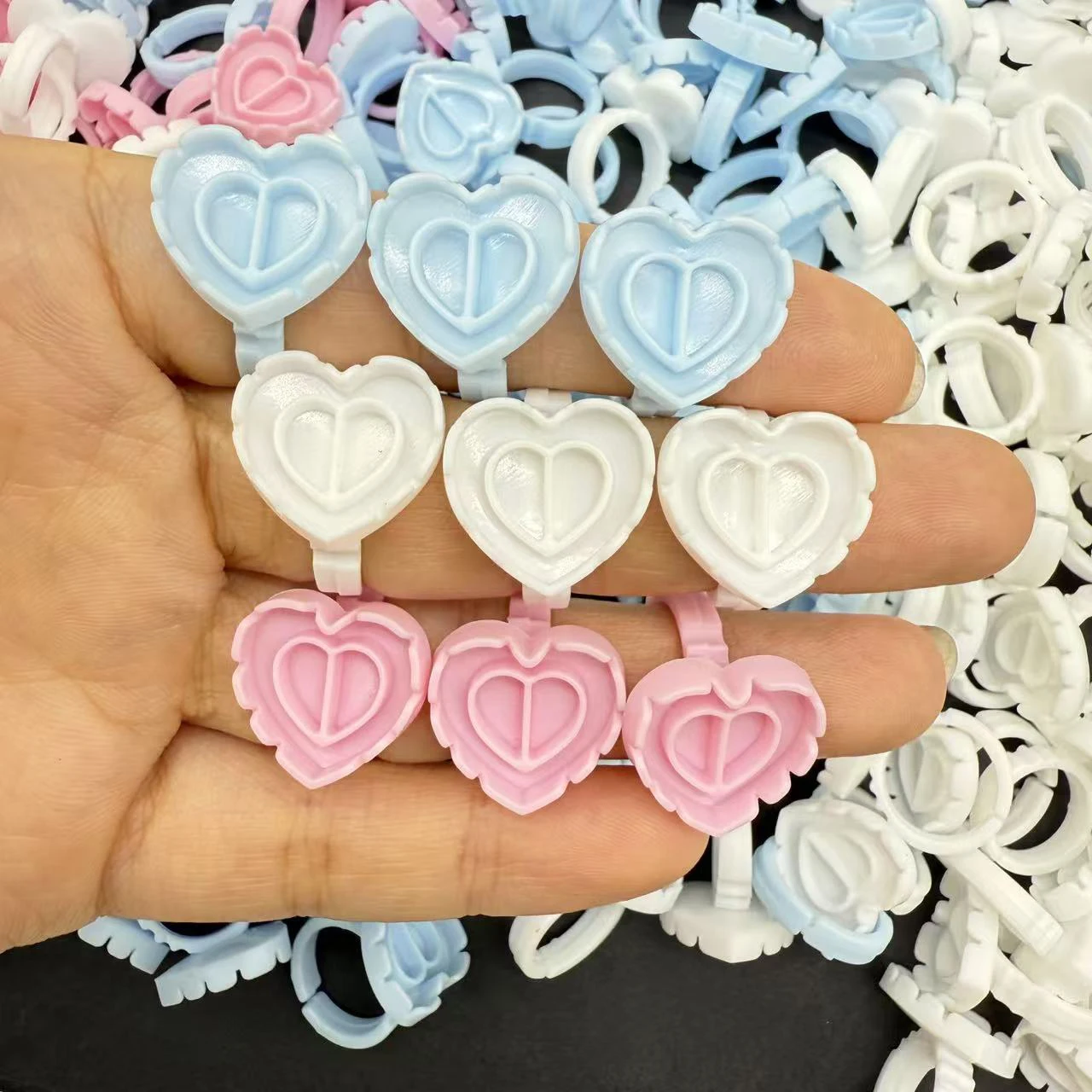 卸売まつげエクステファンフラワリングカップグルーホルダーリングフラワーシェイプピグメントトレイまつげ移植用メイクツール