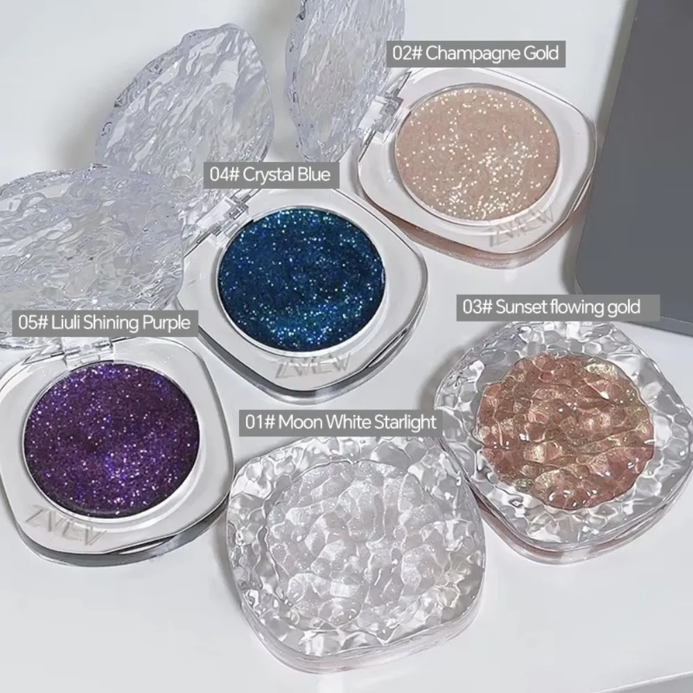 Die monochrome Flash-Lidschattenplatte von ZVEV ist eine zarte, klare, glänzende, perlmuttfarbene Lidschattencreme in gebrochener Diamantfarbe