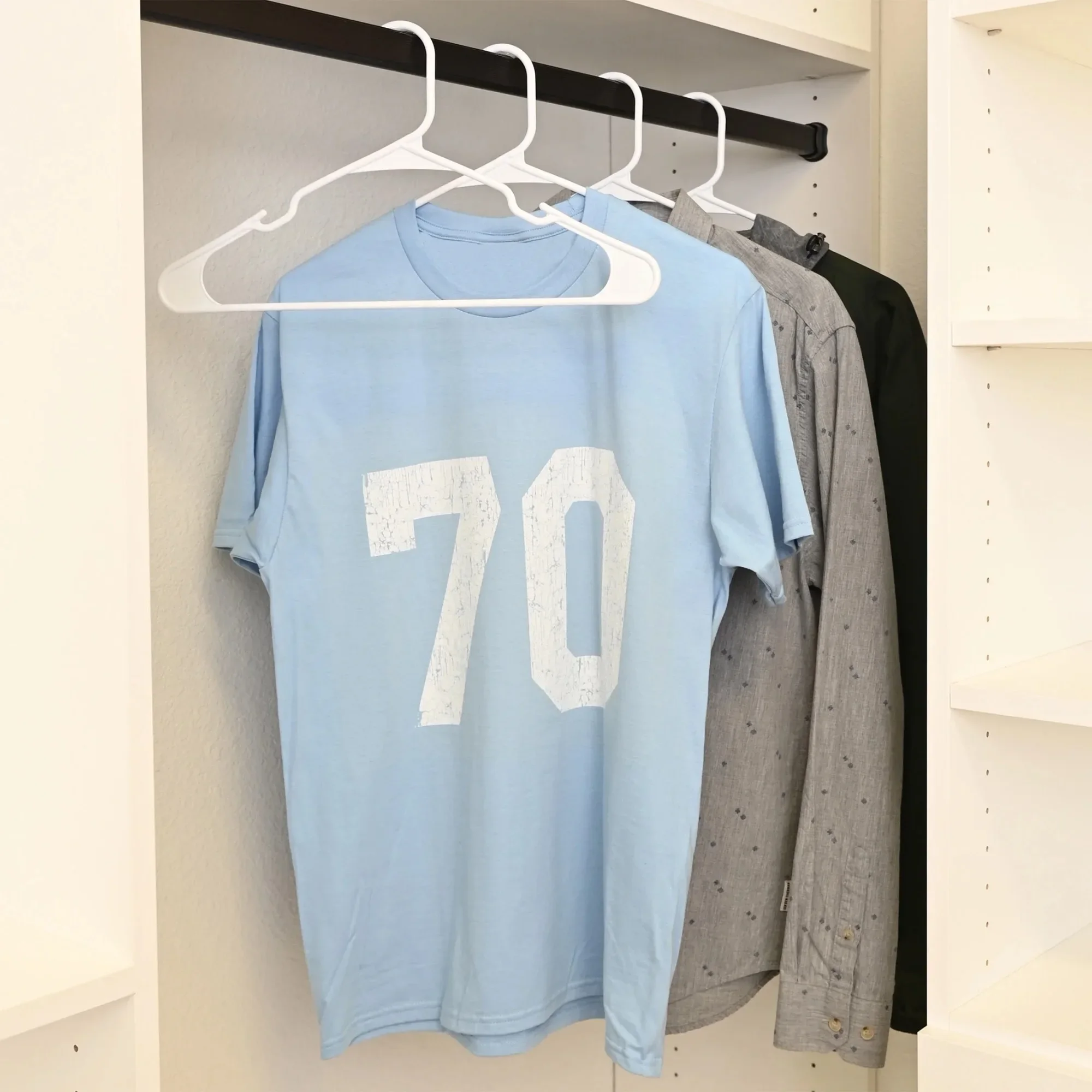 الشماعات البلاستيكية المحززة للبالغين، لا حاجة لطي الملابس، توفر مساحة التخزين إلى أعظم امتداد