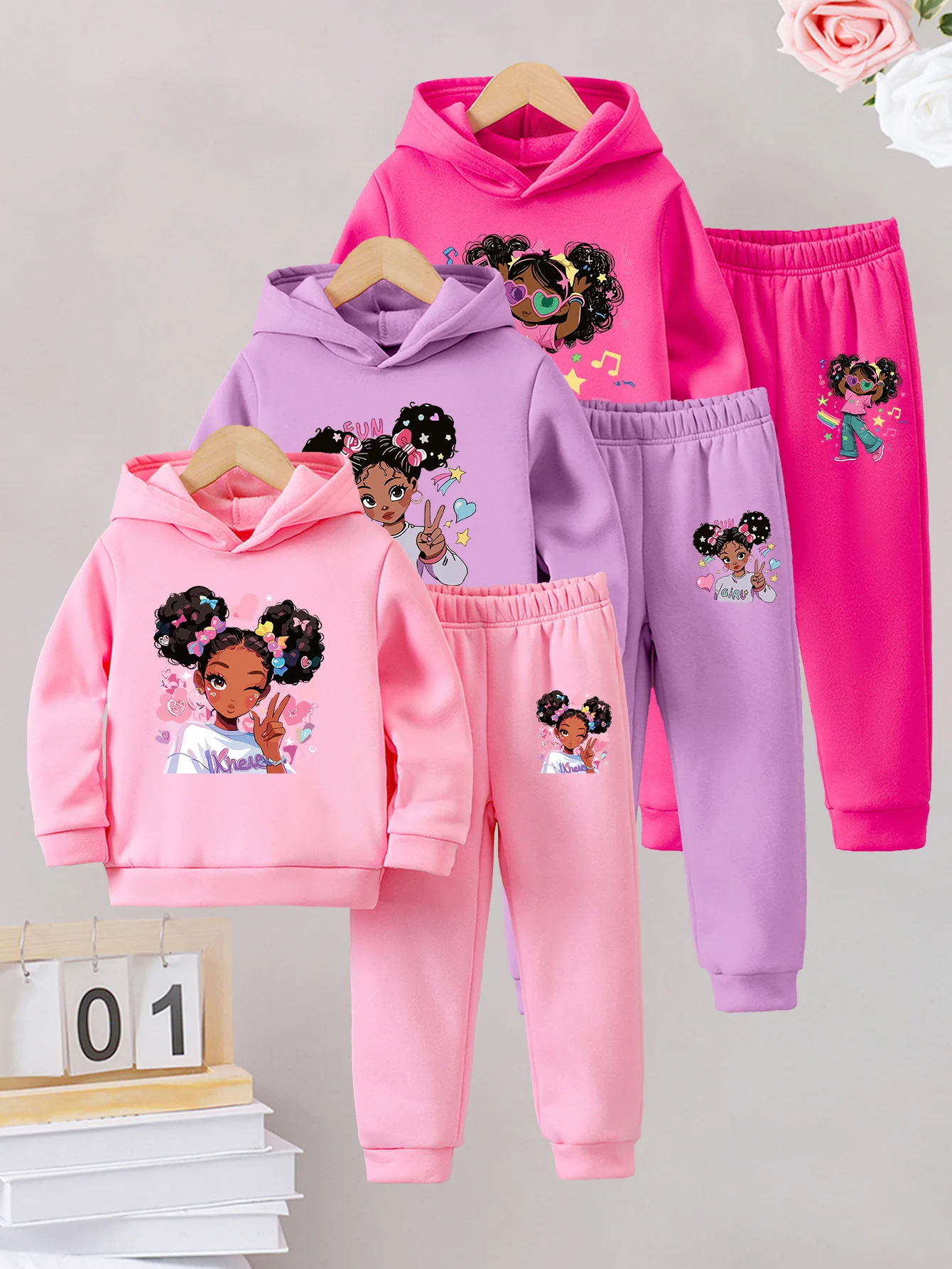 

Комплект из шести предметов: теплая флисовая толстовка с капюшоном и спортивные штаны для девочек на осень и зиму, с мультяшными принтами.