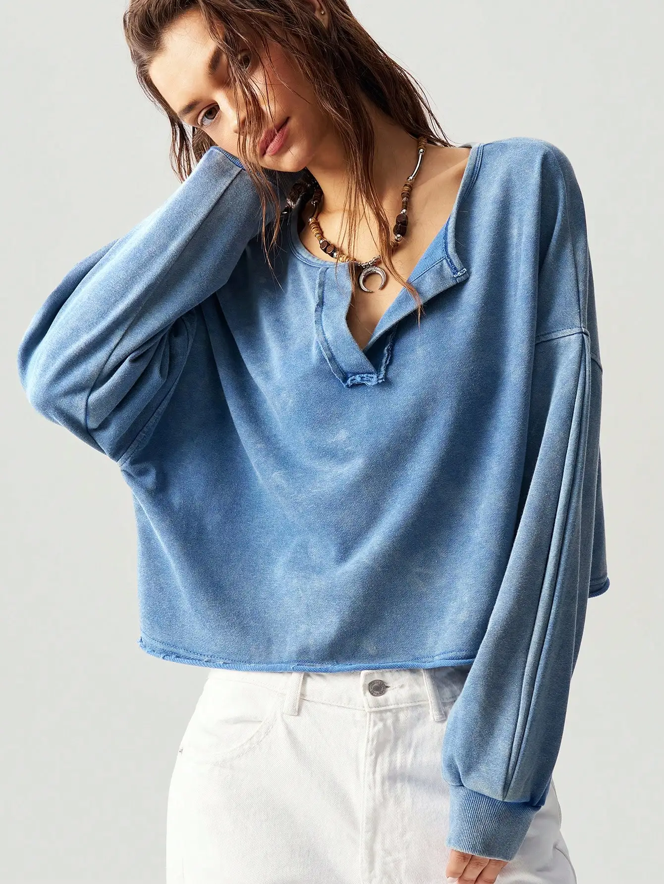 เสื้อสเวตเชิ้ตครอปแขนยาวคอวีสำหรับผู้หญิง ผ้าฝ้าย 62% เนื้อผ้านิตสวมใส่สบายสำหรับฤดูใบไม้ร่วงและฤดูหนาว