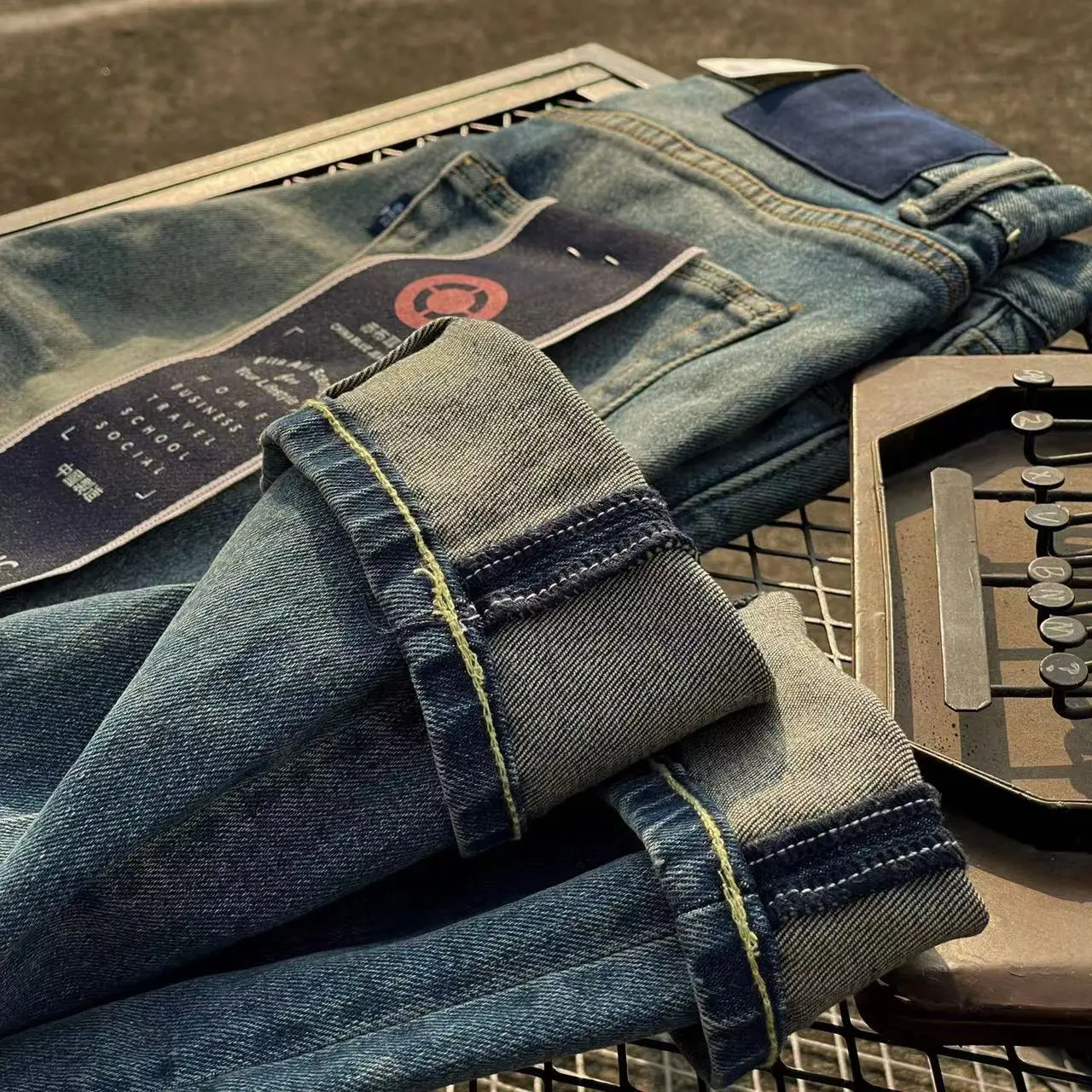 

Модные мужские джинсы прямого кроя, плотные, белые, с эффектом потертости, универсальные длинные брюки, осенняя коллекция