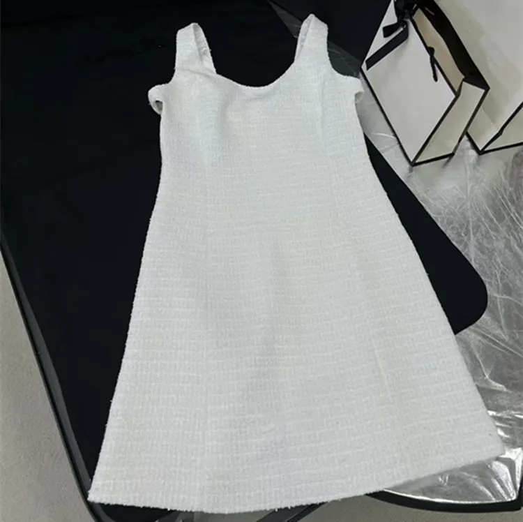 

Индивидуальный пошив: Новое европейское женское летнее платье 2026 года без рукавов, белое, с открытой спиной, из твида