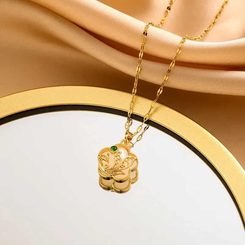 Una delicata ed elegante collana con clavicola in stile etnico, fenice intarsiata con pendente in erba a foglia