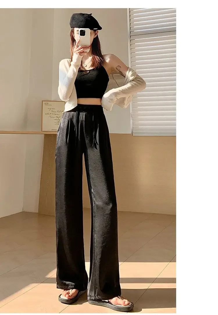 Met een slanke taille en een rechte pijpen voor een casual satijnen jacquard broek met wijde pijpen in Chinese stijl met knoopsluiting voor dames