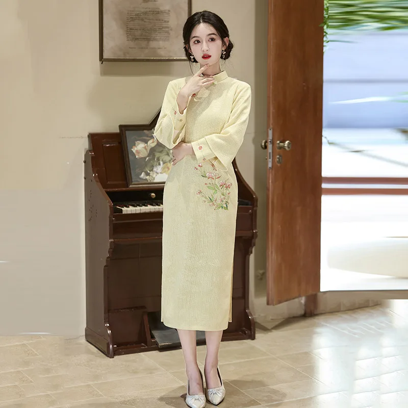 فستان تشيباو المطرز الجديد على الطراز الصيني الشاب شيونغسام للنساء لخريف وشتاء 2025