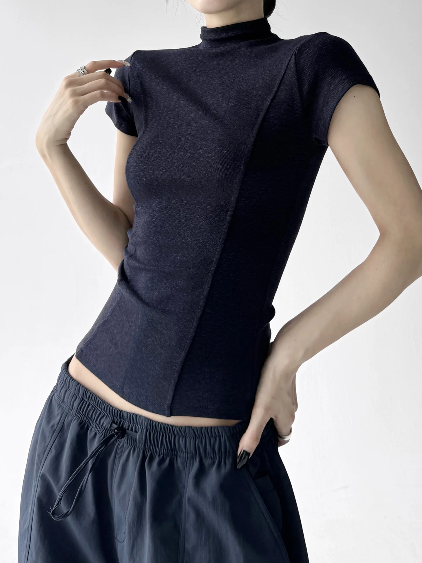 เสื้อยืดแขนยาวผู้หญิง สไตล์หวานซ่อนเปรี้ยว แฟชั่นฤดูใบไม้ร่วง 2025 ลำลอง ใส่เป็นเสื้อตัวในได้ ดีไซน์อเนกประสงค์