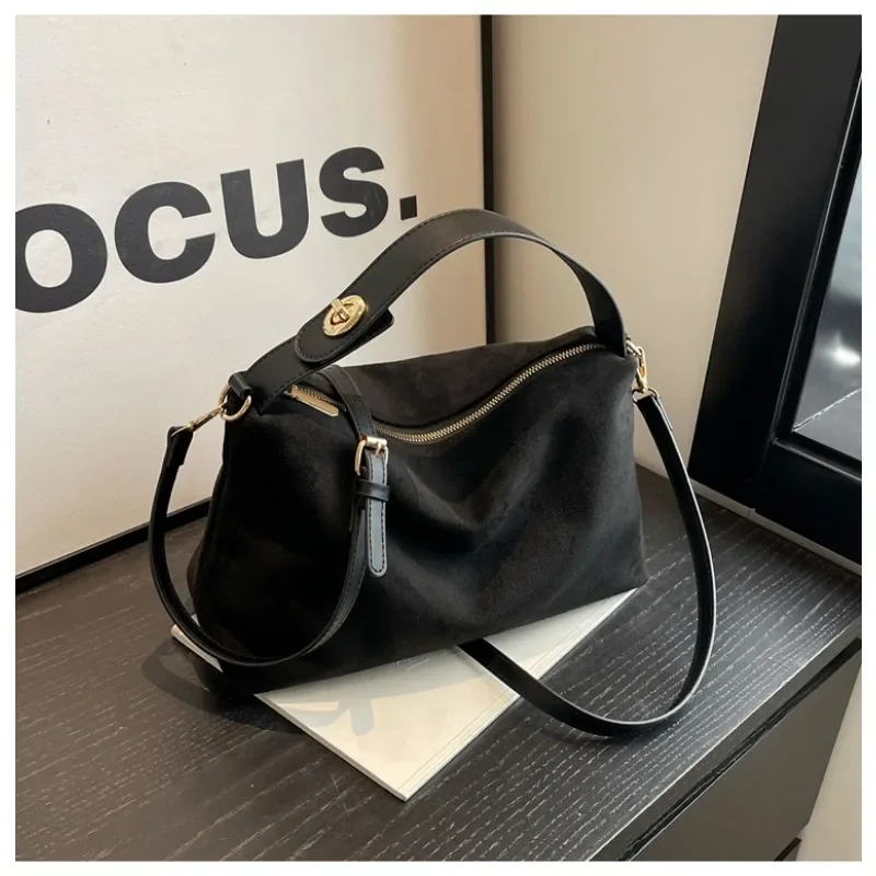 Autumn and Winter Large Capacity Leather Velvet Bread Bag for Women 2024 New Casual Versatile Shoulder Bag for Commuting