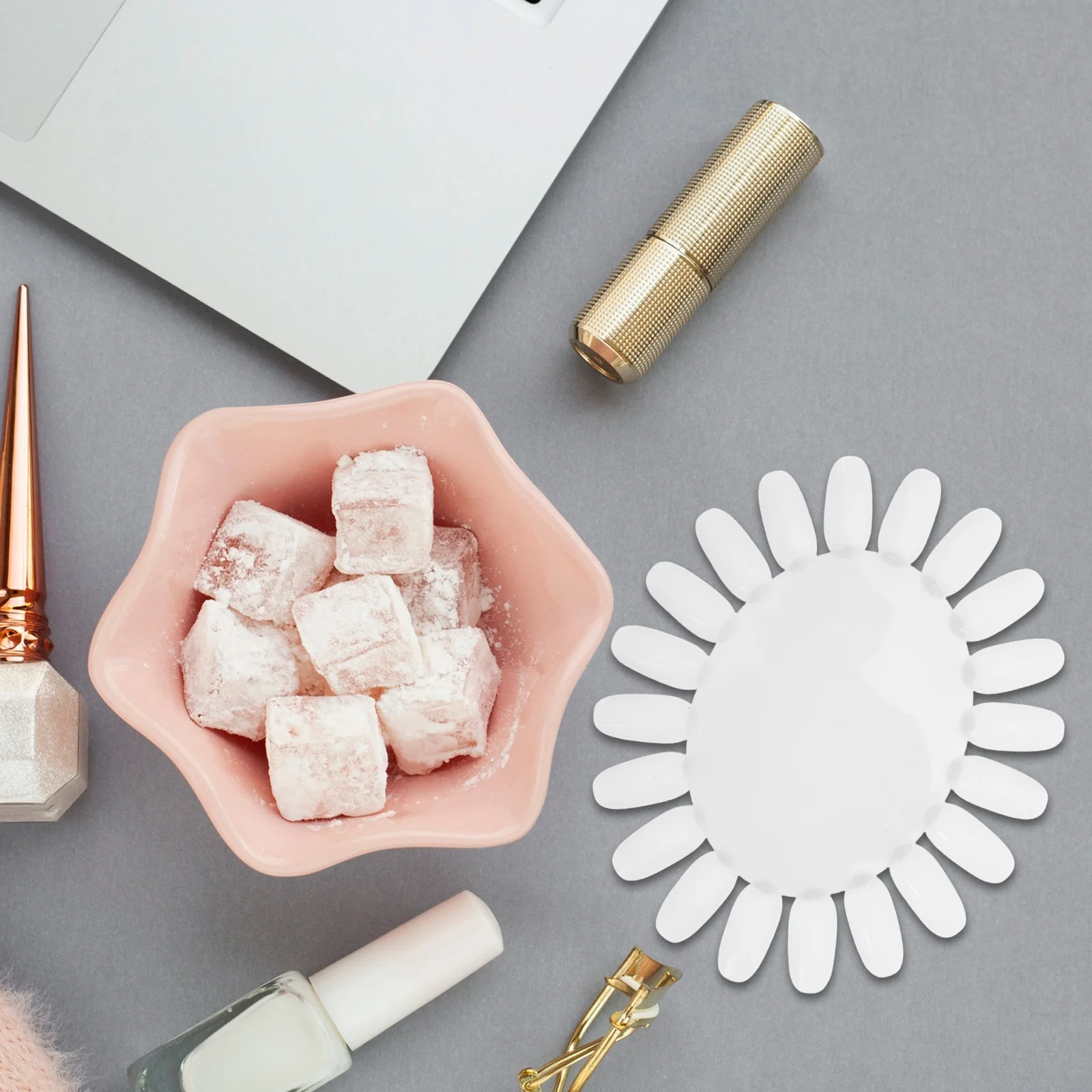 

10Pcs Nail Polish Display Boards Sunflower Shaped Hard Acrylic 20 Tips Same Size Nail Art Practice Wheel for Salon Home