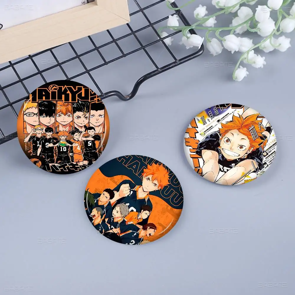Haikyuu اليابان أنيمي الإبداعية دبابيس مضحك وجه مبتسم جولة المفاجئة في بروش شارة ظهره قبعة اكسسوارات مجوهرات هدايا