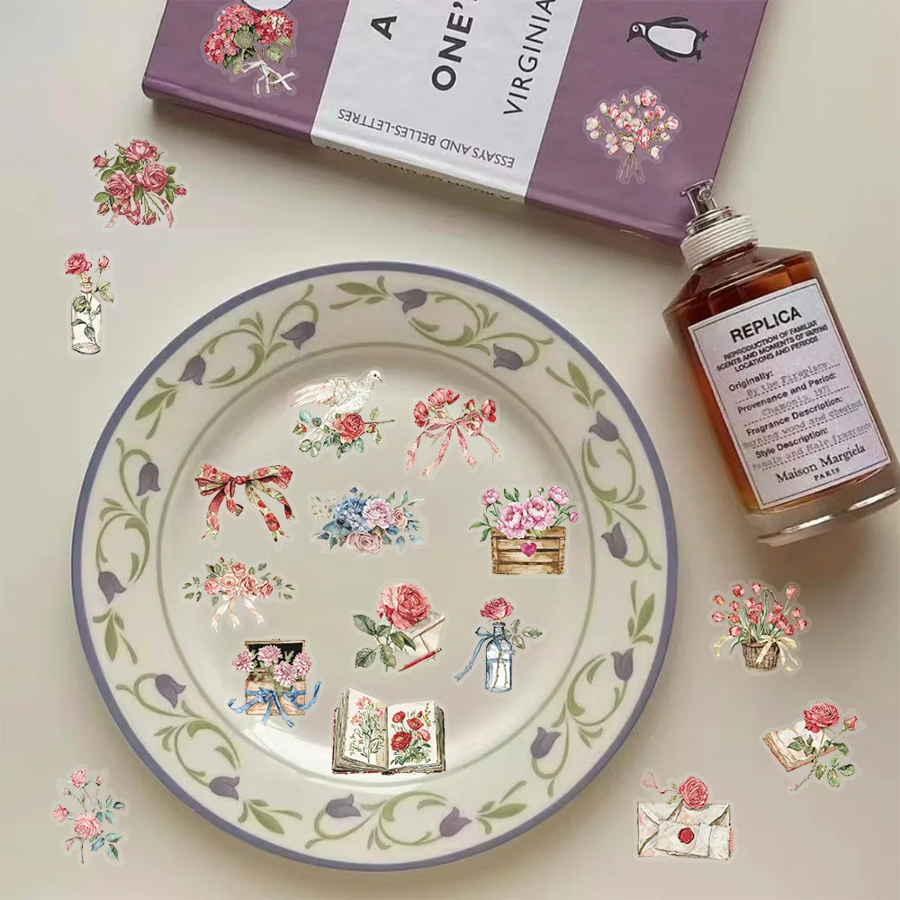 50 szt. Naklejek z kreskówkowymi kwiatami i literami, różowe róże, plastikowe naklejki dekoracyjne, materiały do prowadzenia ksiąg, dekoracyjne naklejki PET, wodoodporne.