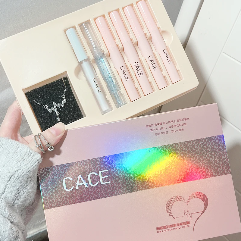 CACE 리퀴드 립스틱 메이크업 세트에는 4가지 색상의 매트 립스틱, 투명 립글로스 1개, 립밤 플럼퍼 1개 및 목걸이 선물 1개가 포함되어 있습니다.