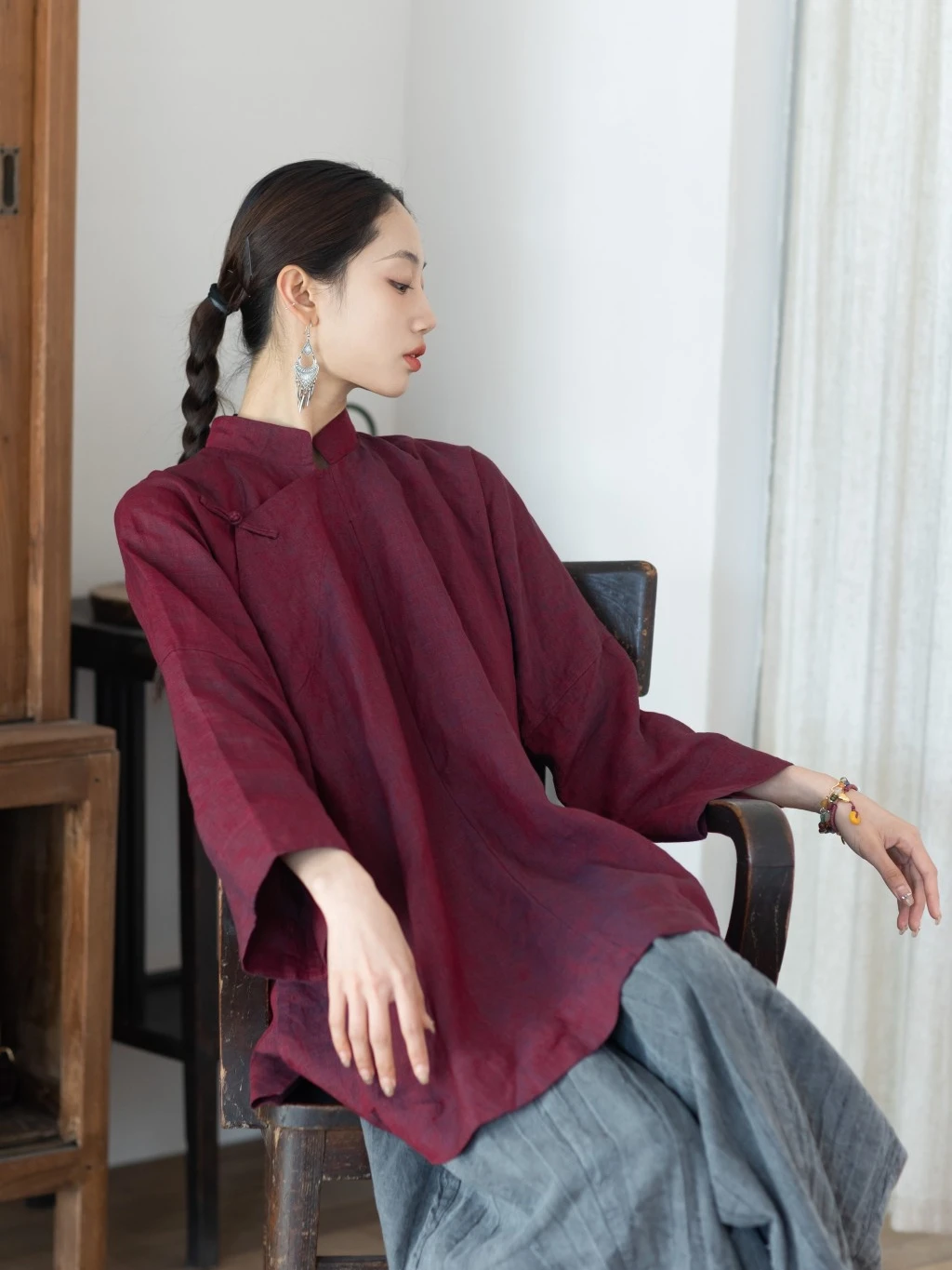 

Льняная рубашка свободного кроя в традиционном китайском стиле с воротником-стойкой, боковыми пуговицами, однотонная, оригинальный дизайн, женская премиум-рубашка