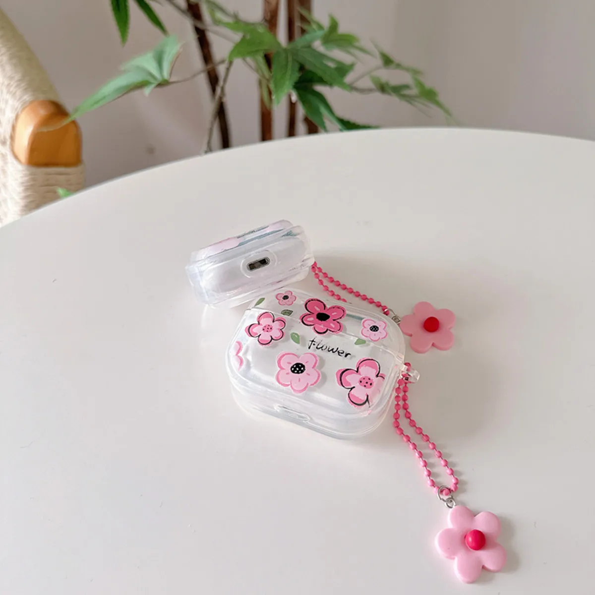 カワイイキーホルダー付きのかわいい漫画のイヤホンケース、美しい花柄のデザイン、手描きのプラッシュプラム、airpods Pro 2、1、3