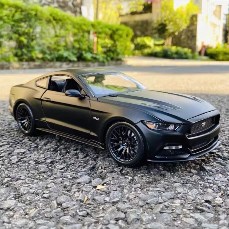 1:36 2015 Ford Mustang GT Modello di auto in lega Tirare indietro le auto I bambini raccolgono regali