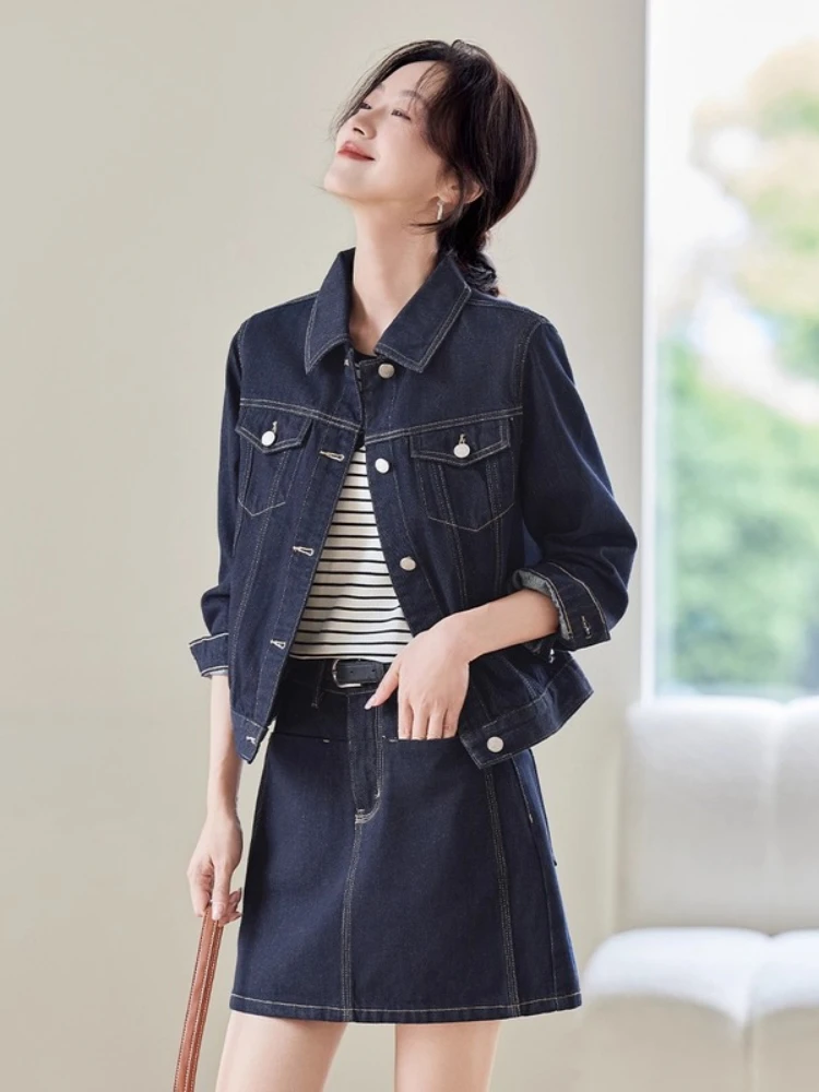 

SENTUBILA синяя джинсовая куртка женская, осень 2025 г., с отложным воротником, контрастная короткая куртка с длинными рукавами, однобортная W53WD1701