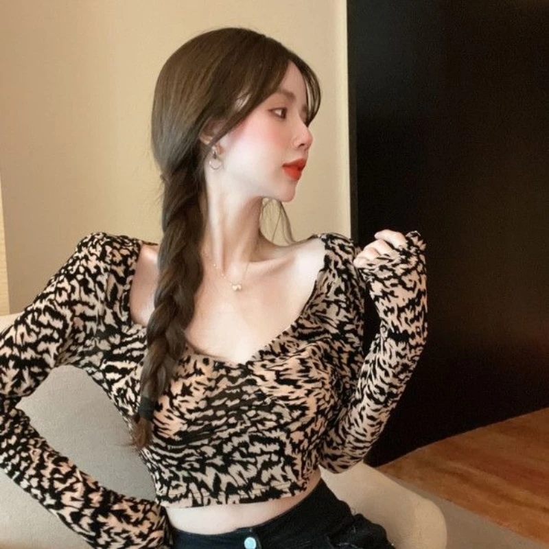 

Женская укороченная блузка с леопардовым принтом, длинным рукавом, винтажный гонконгский стиль, с глубоким вырезом, облегающая, для ранней осени