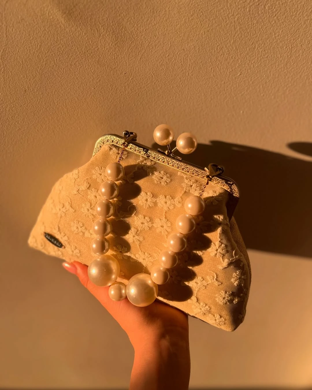 Zagubiona w stylu vintage biała torebka kopertówka 25x16x4cm z koronkową aplikacją kwiatową, haftowana, z zapięciem na zatrzask, torebka z uchwytem z filigranu. — zdjęcie 5