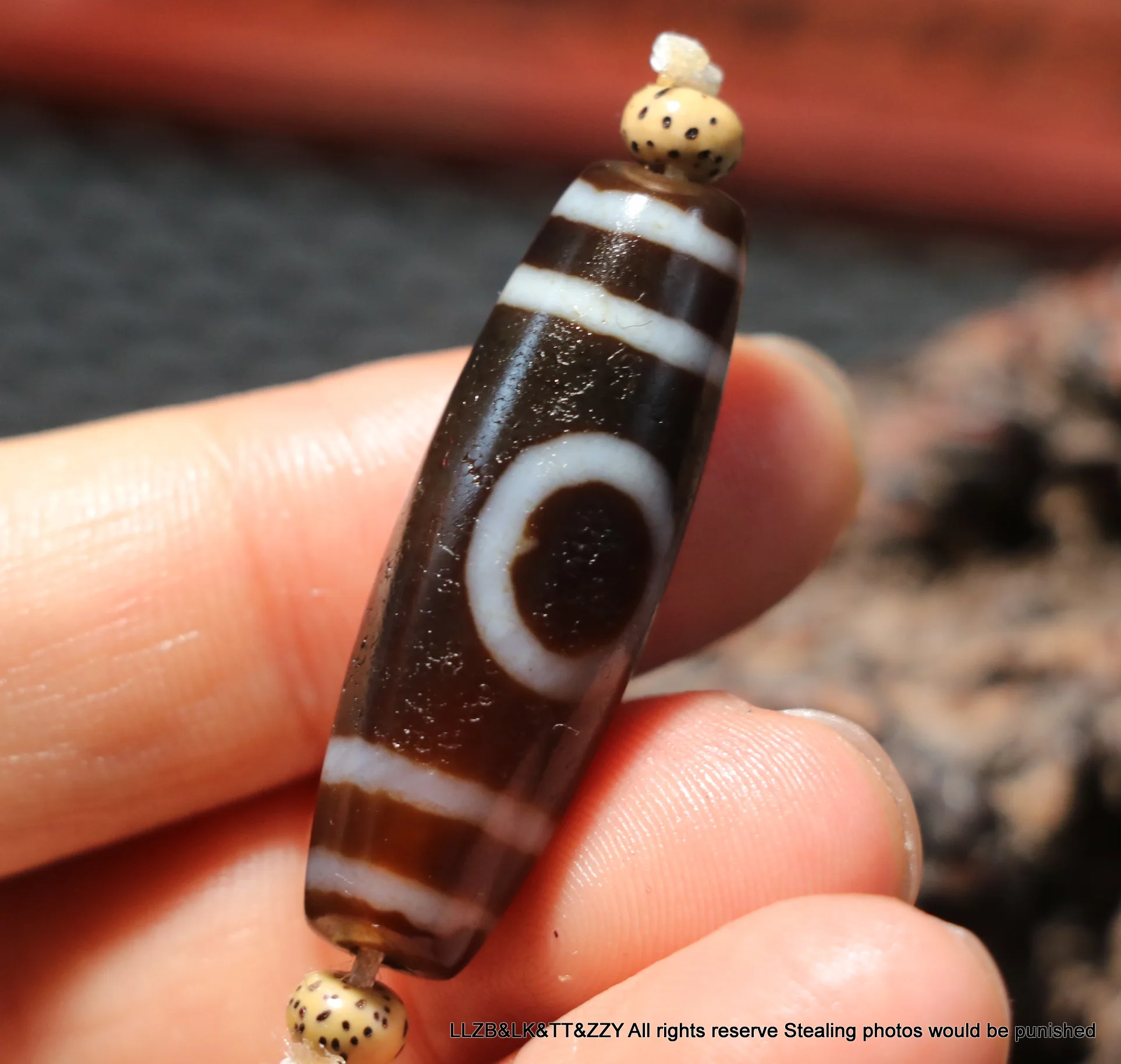 

Magic Tibetan Oily Old Agate One Eyed Wanzi Swastica Be Big Success in Business Symbol dZi Bead Amulet Power Precious Gem