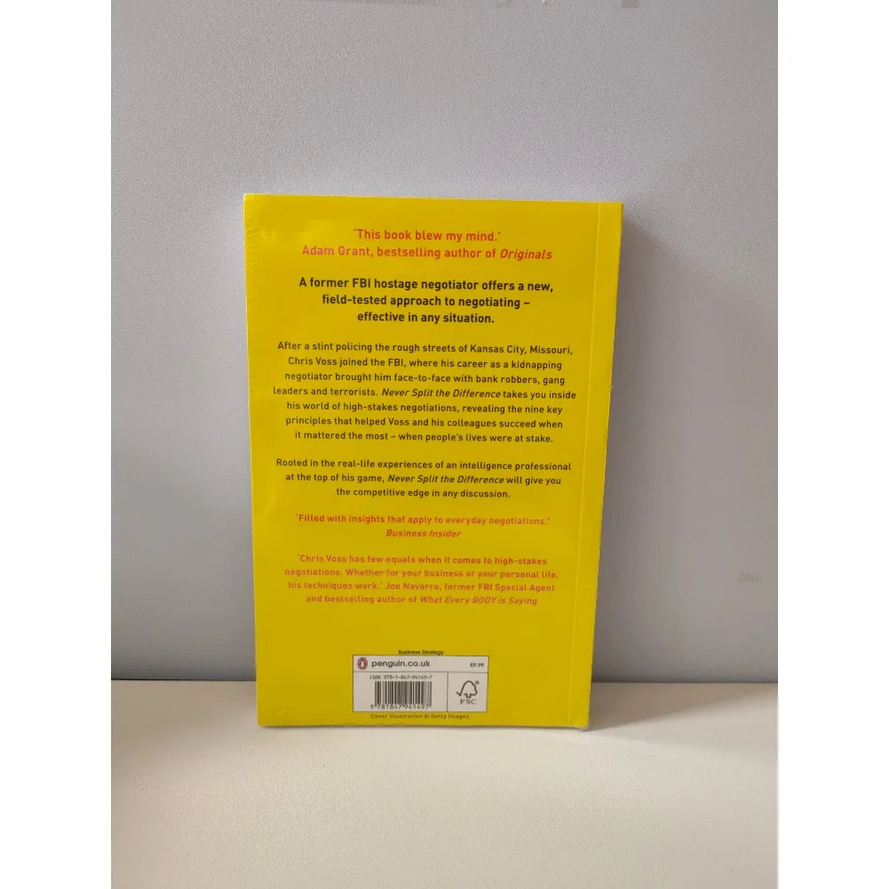 لا تقسيم الفرق أبدًا بقلم كتب كريس فوس باللغة الإنجليزية للتفاوضات الذكاء العاطفي قائمة جديدة