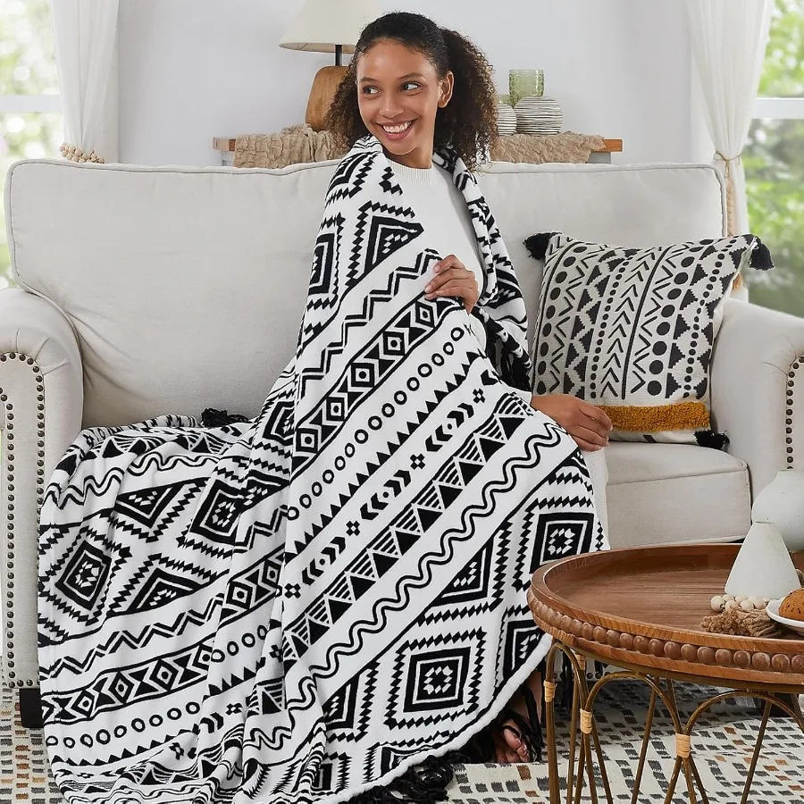 Boho-Überwurfdecke mit Quaste, bedrucktem Flanell für Stuhl, Bett, Sofa und Couch, schwarz-weiße dekorative Decke in der Größe 50 x 60