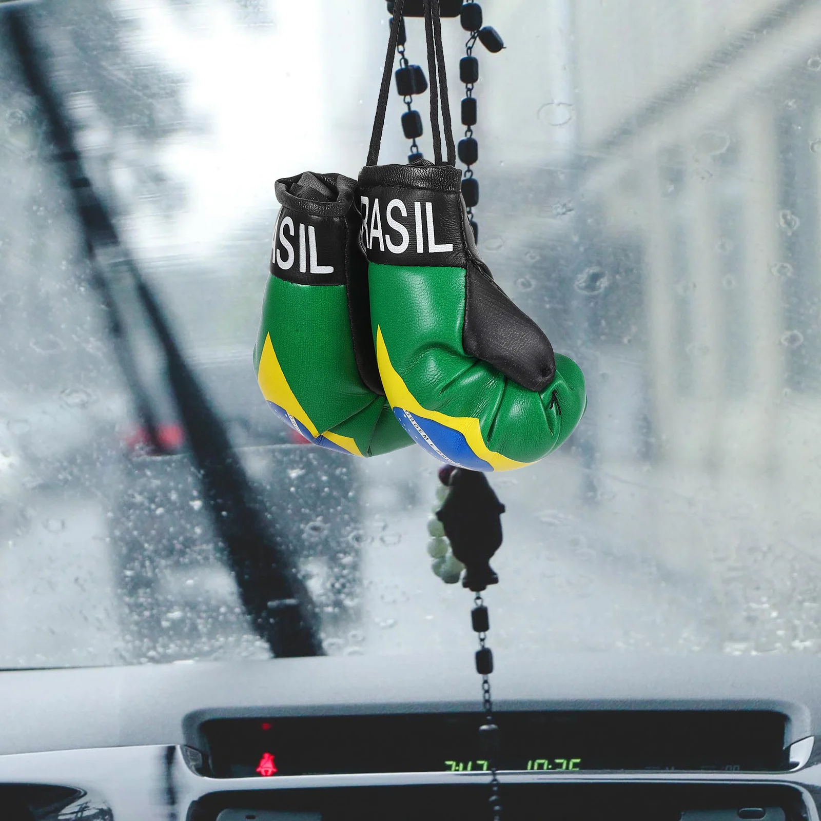 

1 пара бразильских флагов с узором, боксерские перчатки, кулон, мини-брелок для ключей, украшение для автомобильного зеркала, подвесной аксессуар, снаряжение