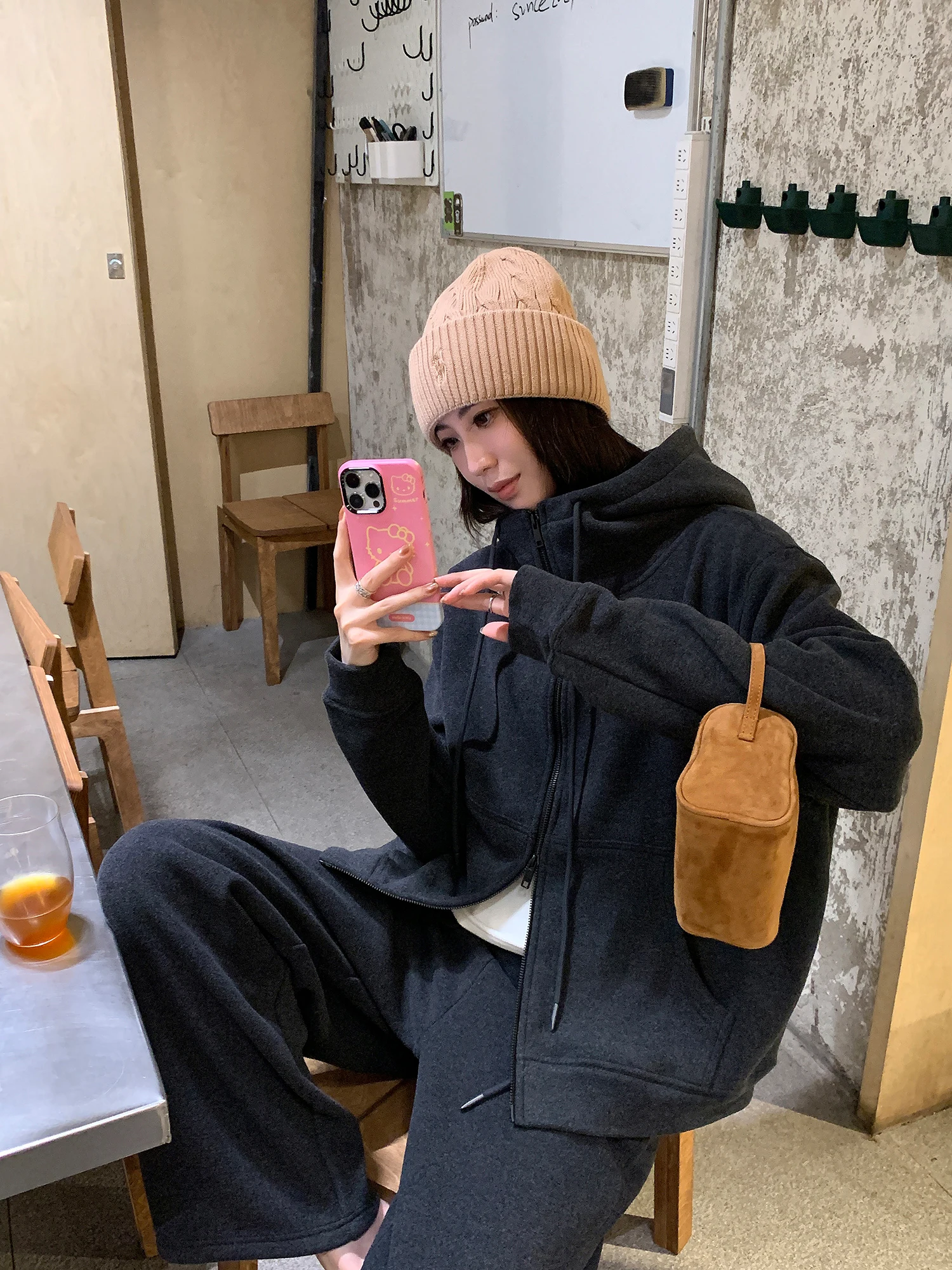 

Утепленный женский комплект из флиса: худи и свободные брюки для зимы 2025 года, сохраняющие тепло