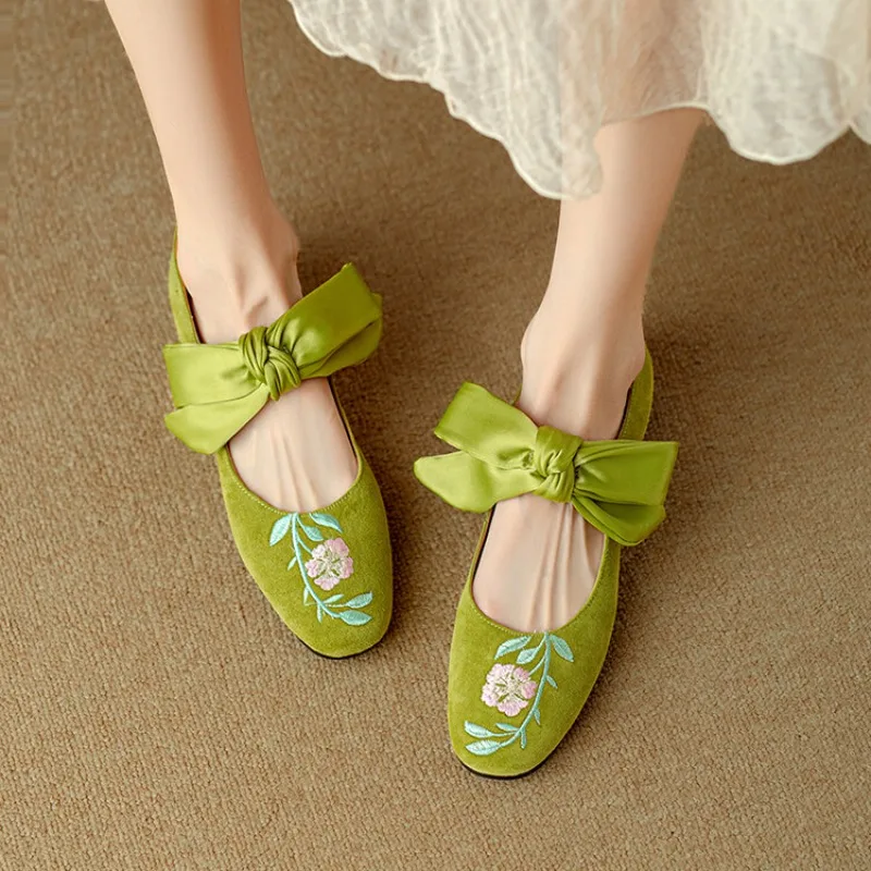 2024 Traditional Embroidered Shoes Silk Satin/Imitation Suede Bow Flat Shoes Pearl Skirts Sandals 34-41 Round Toe Ballet Flats