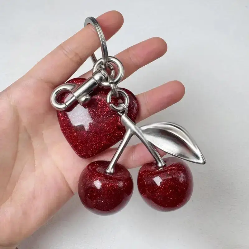 【Bonito】Llavero con colgante de cereza en forma de corazón, exquisito llavero de cereza roja para mujer, accesorio colgante para bolso o cartera, regalo