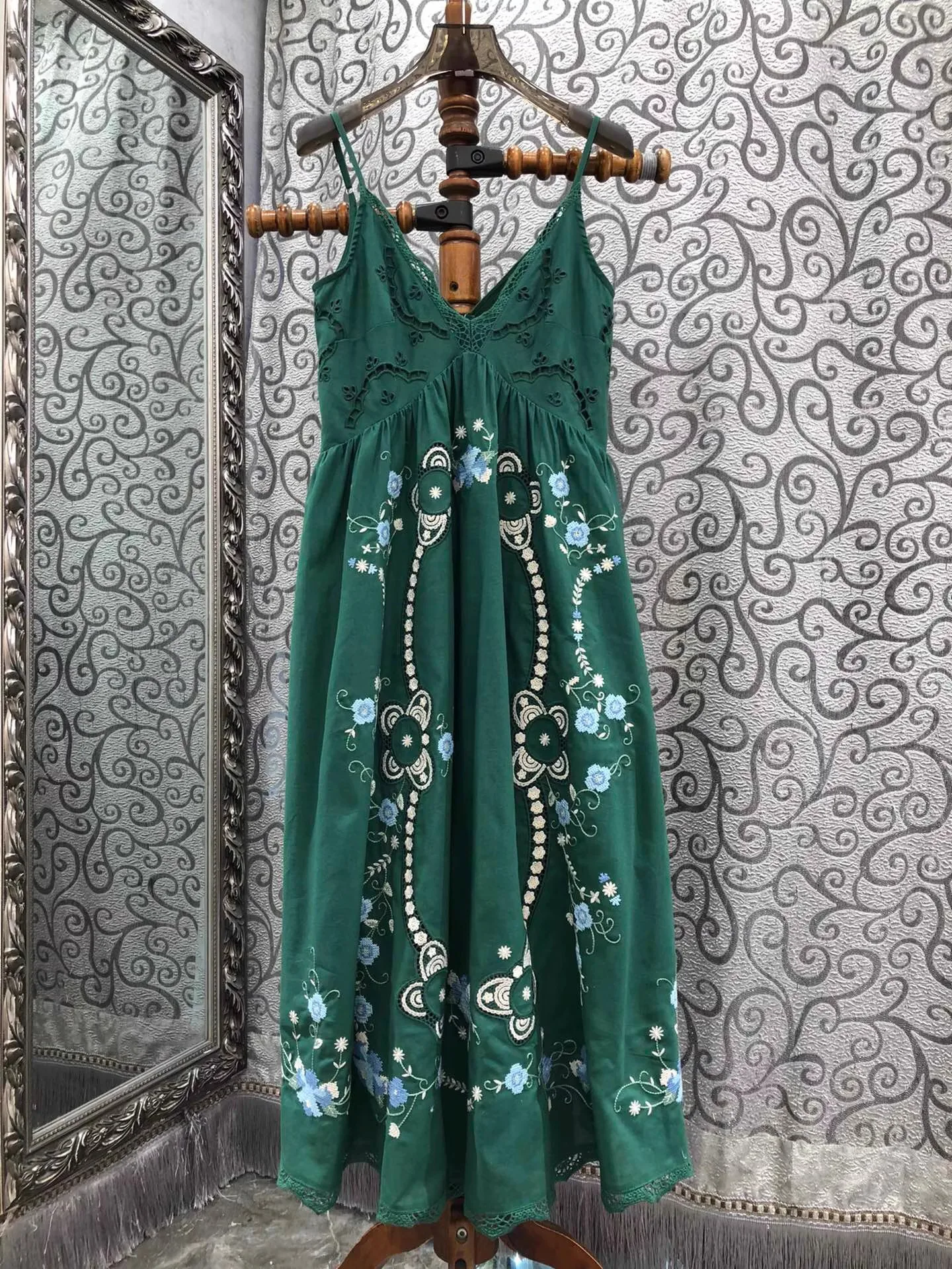 Top Quality Nuovo 2025 Abito estivo da donna con cinturino per spaghetti Lussuoso ricamo a metà polpaccio Abito bianco verde in lino di cotone