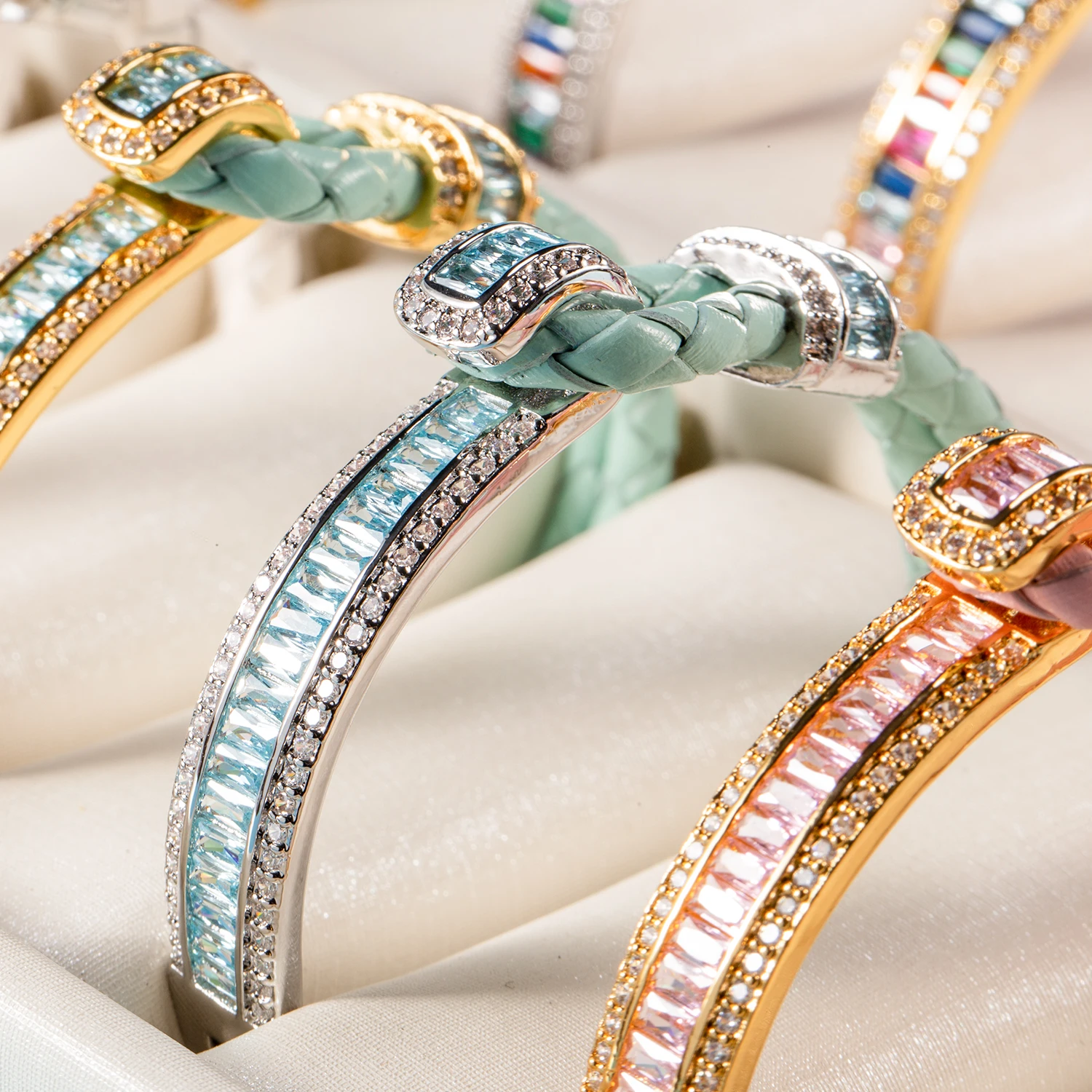 1 Stück geflochtenes Armband mit Hufeisen-Schnalle für Damen, trendiges Armreif mit Strasssteinen, modischer, stapelbarer Handgelenkschmuck, Geschenk für den täglichen Gebrauch. – Detail 4