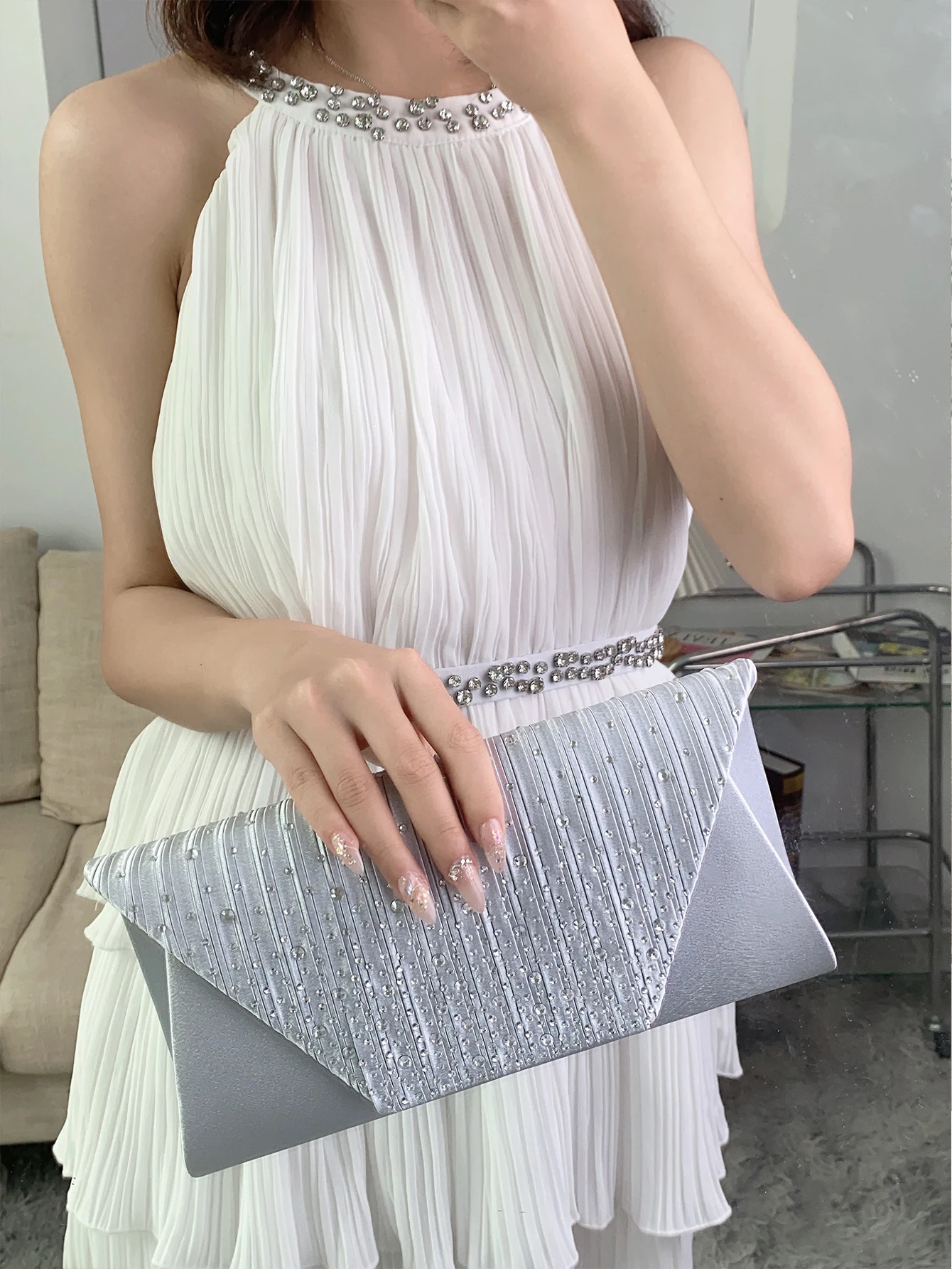 

Gorgeous and trendy rhinestone decorated party girl clutch, classic and retro music festival carnival evening bag, suitable for