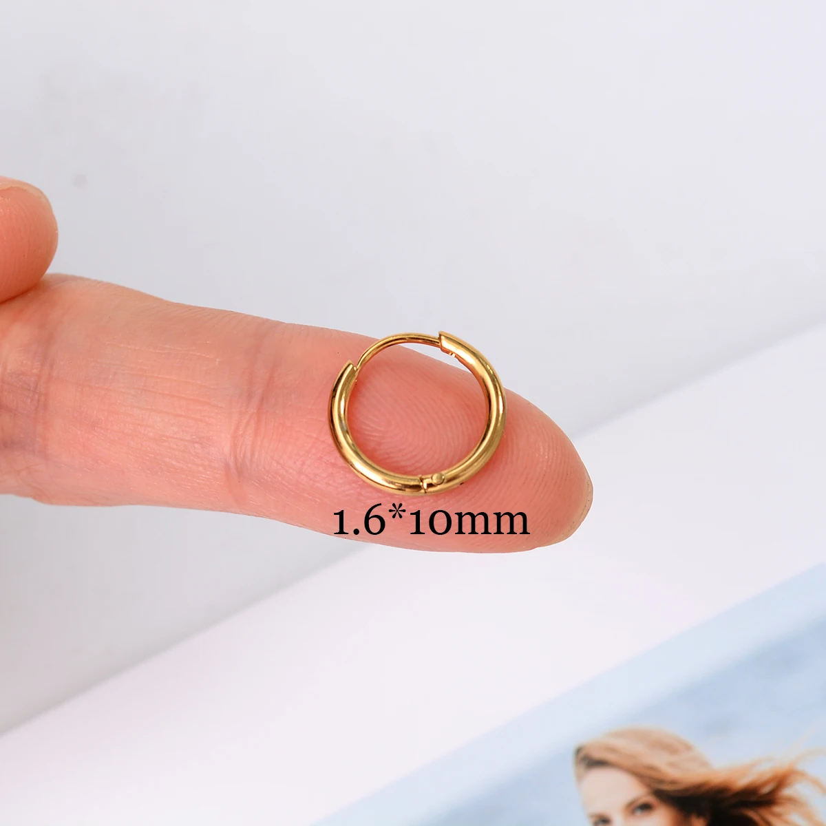 Einzelne minimale Goldfarbe kleine Knorpel Creolen glänzende Ohrring Piercing Zubehör trendige kleine Huggie Frauen Creolen für Männer