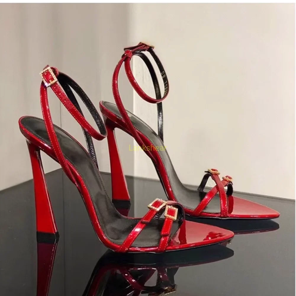 

Красные сандалии из лакированной кожи с квадратными пуговицами и кристаллами, пикантные модные женские современные туфли на тонком каблуке с острым носком