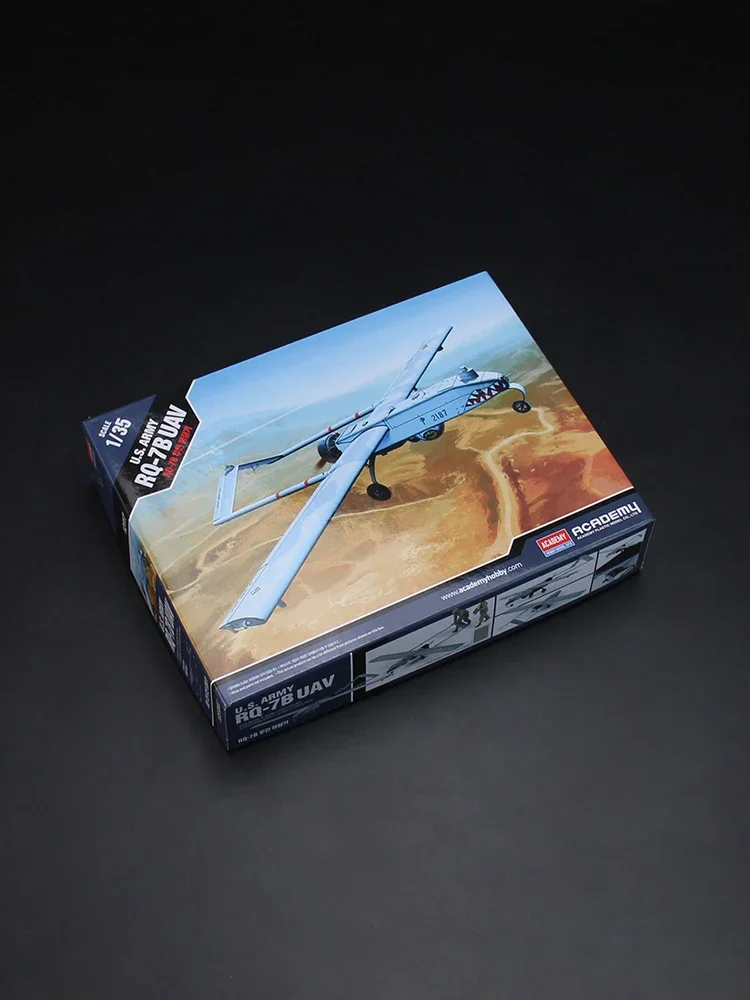 Academy Assembly Aircraft Model Kit, 12117, Exército dos EUA, RQ-7B, UAV 1/35