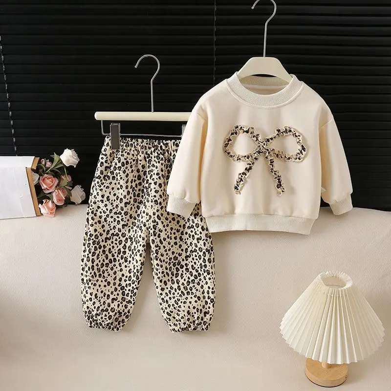

Комплект одежды для девочек, осенние детские толстовки, пуловер с бантом, модный топ и брюки с леопардовым принтом, костюм из 2 предметов, детские милые спортивные костюмы, наряды