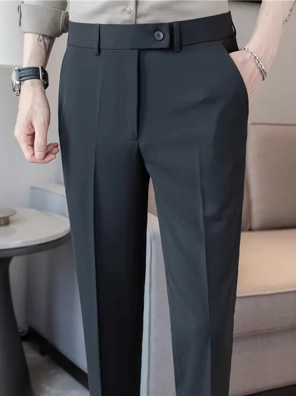 กางเกงขายาวทรงตรงผอมเพรียวติดกระดุมด้านข้าง สไตล์ลำลองสีขาวสำหรับผู้ชาย รุ่นบางเบาสำหรับฤดูร้อน ปี 2025  แบบใหม่ 9 ชิ้น  ทันสมัย