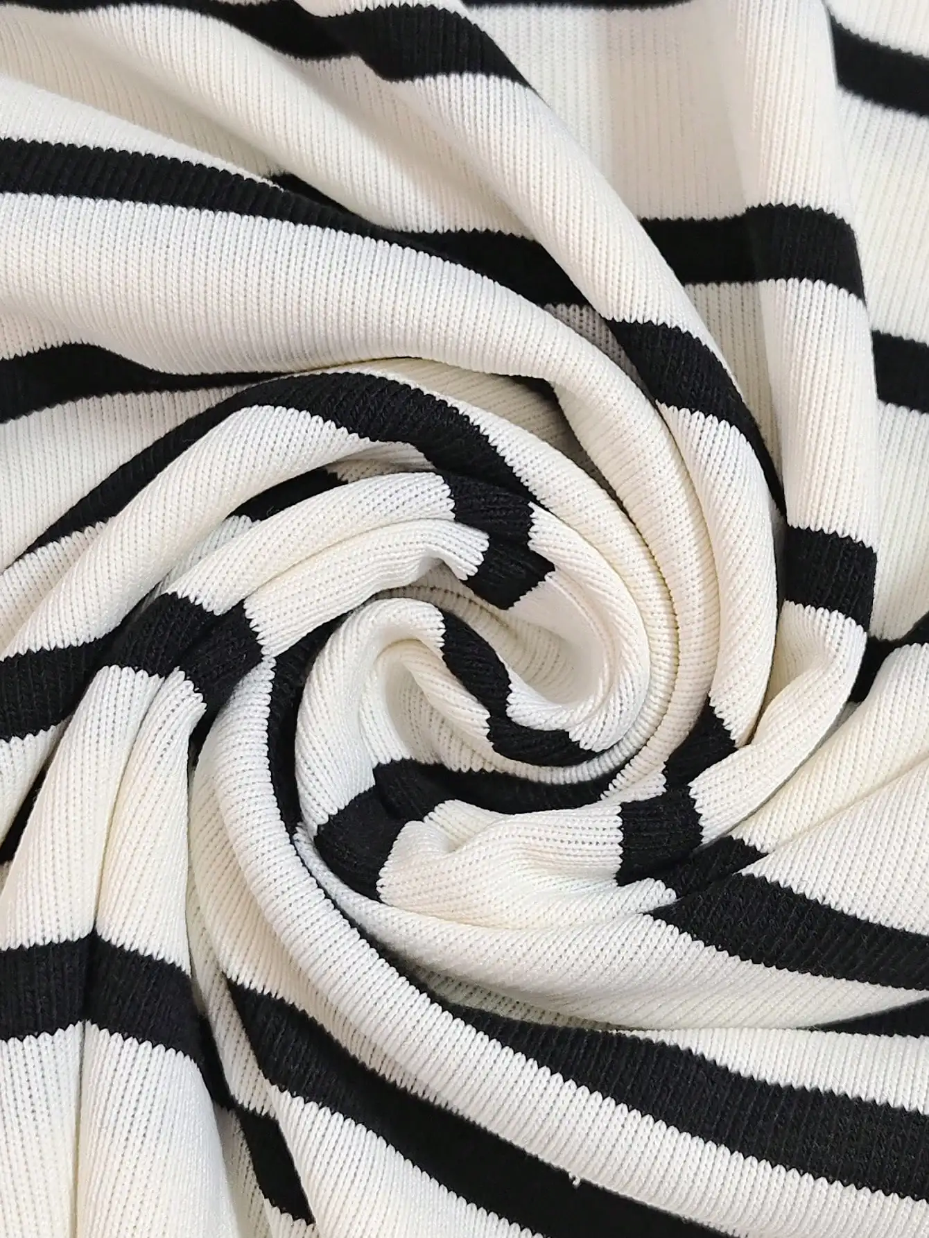 

Женская повседневная футболка в полоску с рукавами «летучая мышь» и асимметричным вырезом