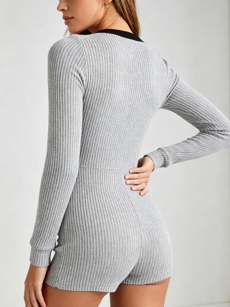 Damen-Overall, langärmelig, geripptes Strickmuster, mit Schnürung, V-Ausschnitt, figurbetonter Schnitt, kurze Hose, lässiger, schlichter Stil, ideal für einen Abend in der Stadt, für Partys oder den Urlaub. – Detail 4