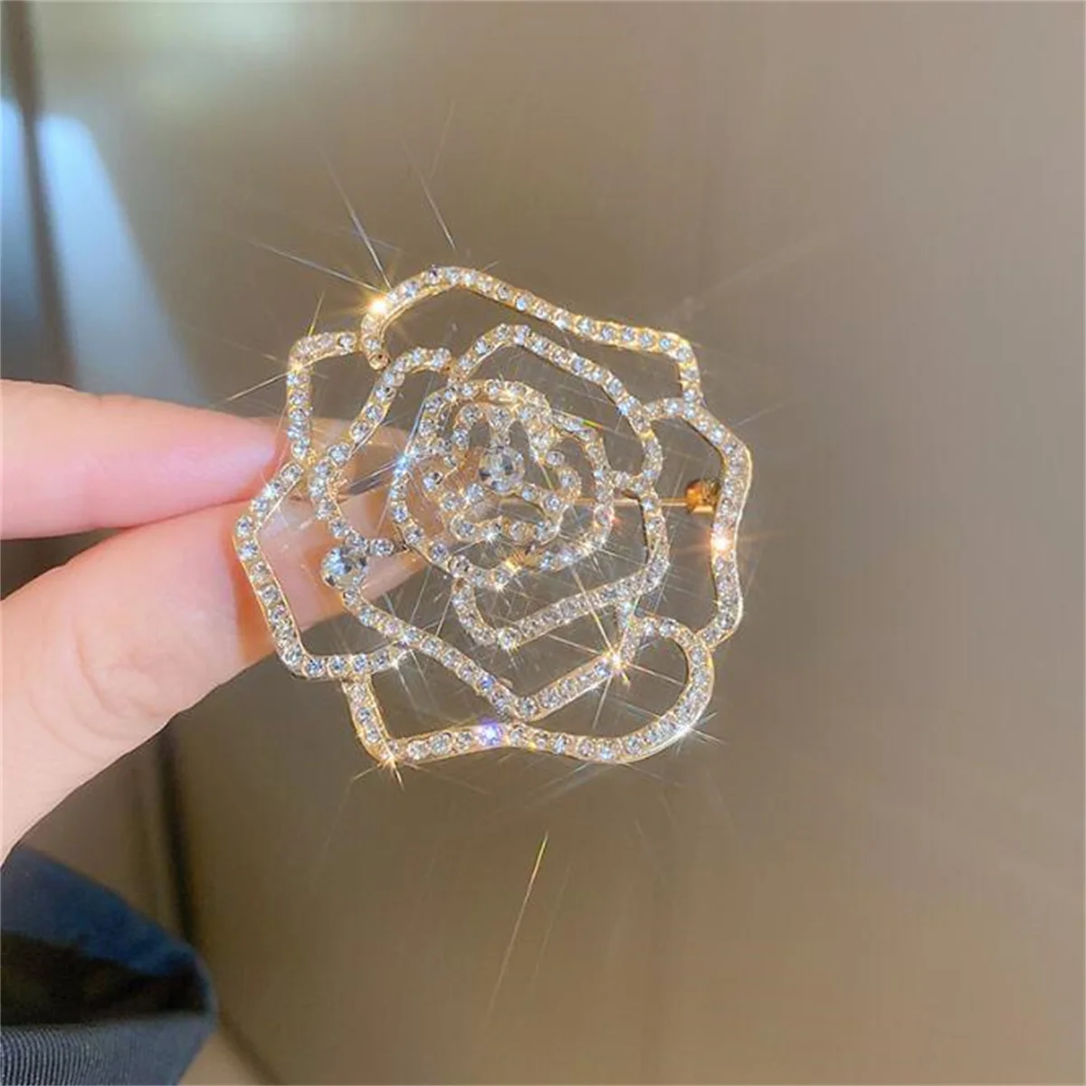 1 قطعة بروش جوفاء ، قصر الأوروبية والأمريكية نمط فاخر مزاجه زهرة مجوهرات حفلة عيد ميلاد هدية 20205