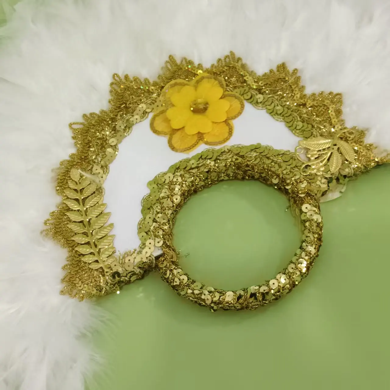 مروحة زفاف على الطراز الغربي مع دانتيل أبيض وذهبي، يجب حملها بواسطة العروس ووصيفات العروس خلال حفل الزفاف.