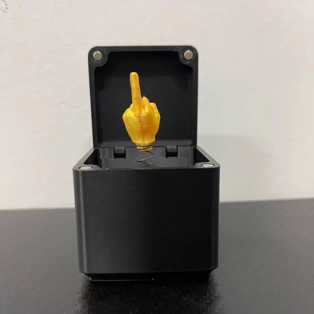 3D-geprinte meerlaagse verrassingscadeaudoos, Halloween-cadeaudoos met mini-middelvinger, grapcadeaudoos met 6 lagen voor feestjes