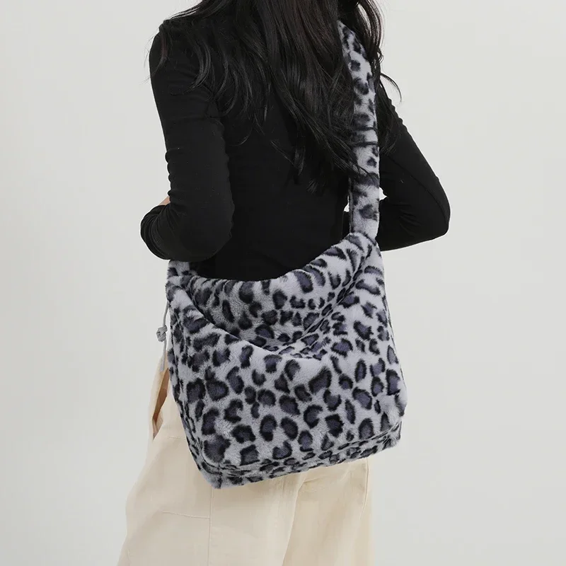 Bolso de hombro de felpa con estampado de leopardo para mujer, bandolera informal, versátil, 2024