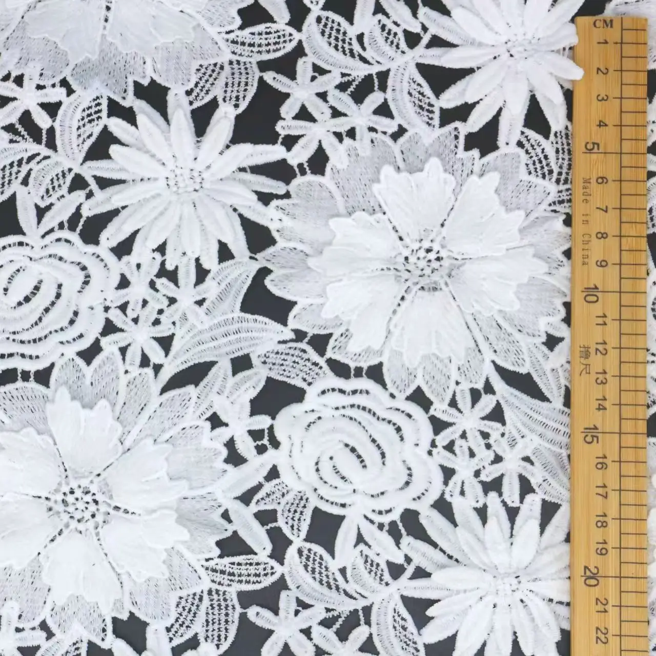 Factory offers Latest White 3D Applique Guipure Lace Soft Skin Friendly Eembroidery Cord Fabric for Party  Dresses NN8281