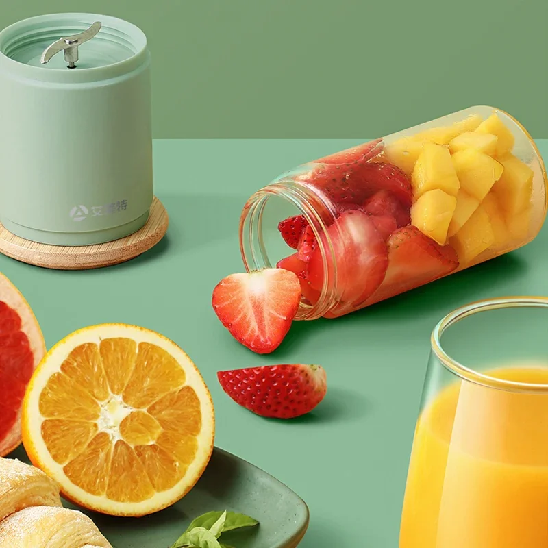 Small Electric Juicer Portable Travel Blender with USB Charging for Juicing Fruits and Vegetables