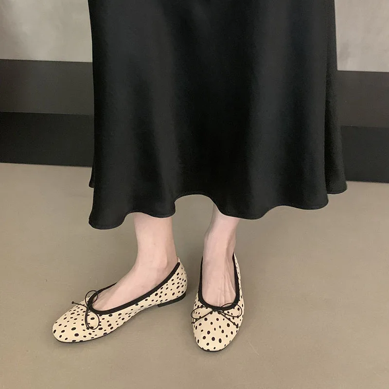 Neue modische Damen-Ballerinas mit runder Spitze, flache Slip-On-Schuhe, weiche, bequeme, elegante Damenschuhe mit flachem Absatz – Detail 4