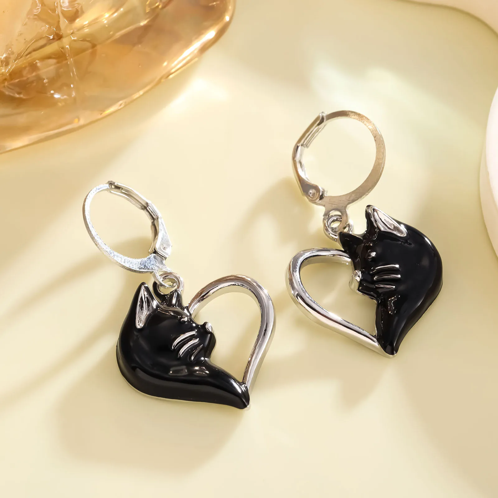 1 pair Simple love personality creative cartoon cat earrings fashion Halloween oil drop heart-shaped earrings