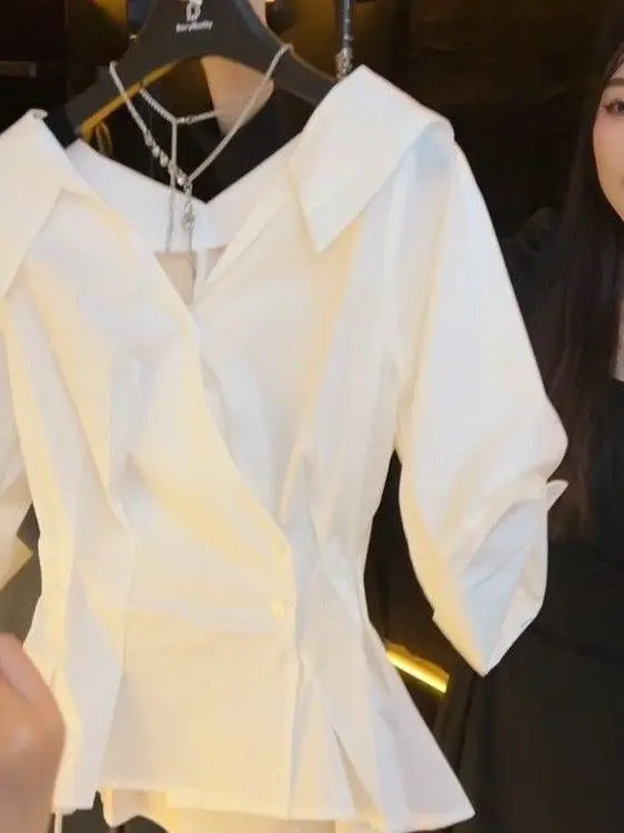 

Модный уникальный женский топ с коротким рукавом, новинка лета 2025, с V-образным вырезом, плиссированной талией и изысканным дизайном, в корейском стиле