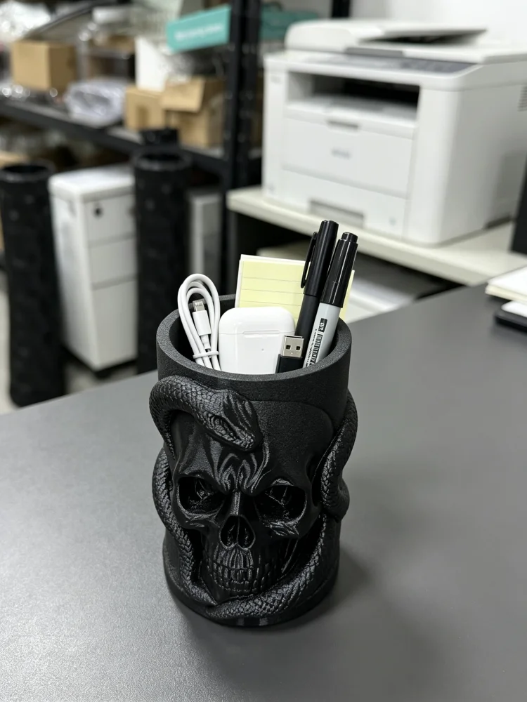 Snake Statue Skull Pen Holder, Gothic Style Black Skeleton Stationery Organizer, Matte Black Sturdy and Durable Desktop Storage Box, Dark Horror-Themed Desktop Ornament, Dual-Purpose Desktop Pen Storage Cup and Makeup Brush Holder, Suitable for Office Desk, Dressing Table, Study Room, Halloween-Themed Home Decoration, Novelty Cool Desktop Gift for Gothic Enthusiasts